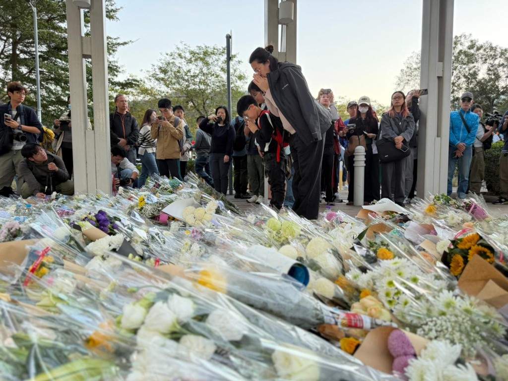 數百名市民今日到場獻花悼念死難者。