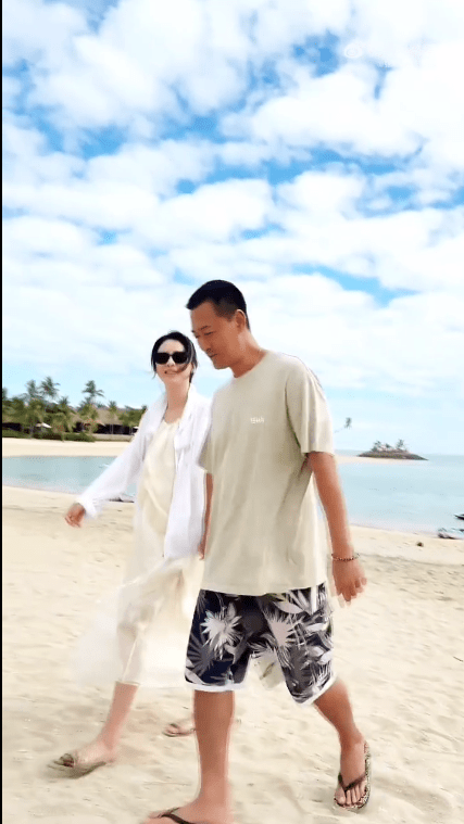林峯與張馨月十指緊扣漫步斐濟沙灘，浪漫放閃。