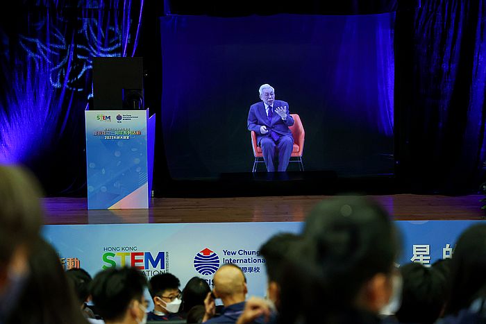 中国「嫦娥之父」欧阳自远院士透过3D全息投影技术与耀中学生进行实时互动