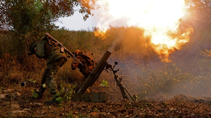 烏東地區持續爆發戰鬥，有親俄民兵向烏軍開火。AP圖片