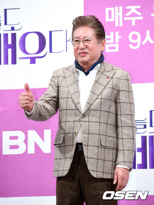 金英勳是資深男星金容建(圖)的兒子。