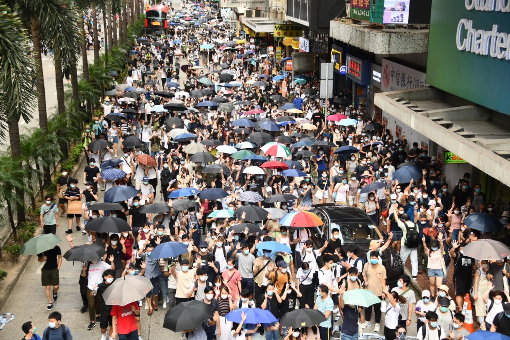 示威人士走出馬路。