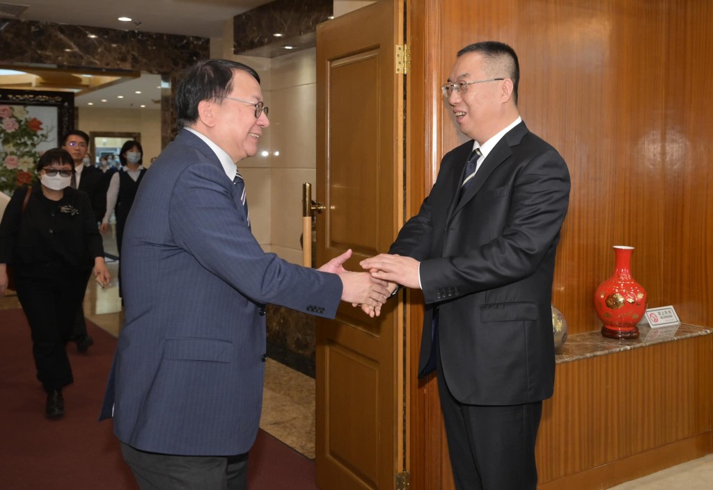 陈国基（左）与国家发改委副主任李春临会面。陈国基Fb图片
