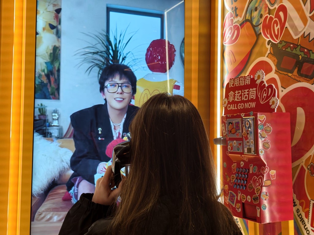 北京民众同广告中的权志龙互动。杨浚源摄