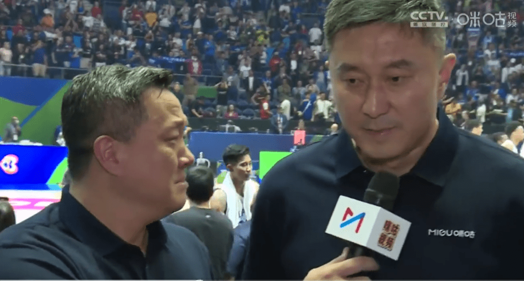 央视著名篮球评述员杨健，在赛后访问时难忍国篮出局之痛，在镜头前流著眼泪采访。片段截图