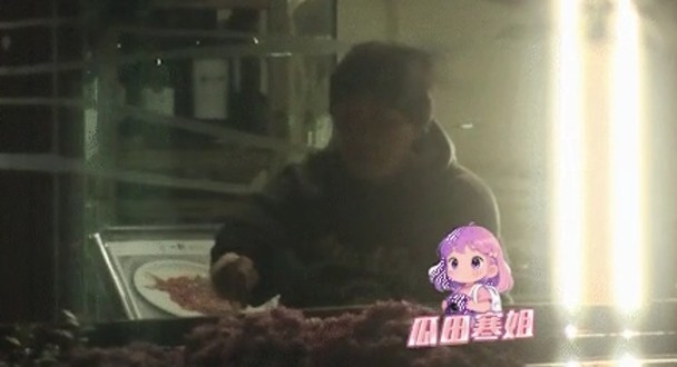 張衞健被發現將未完全熄滅的煙頭丟進身旁的花盆中。（微博圖片）