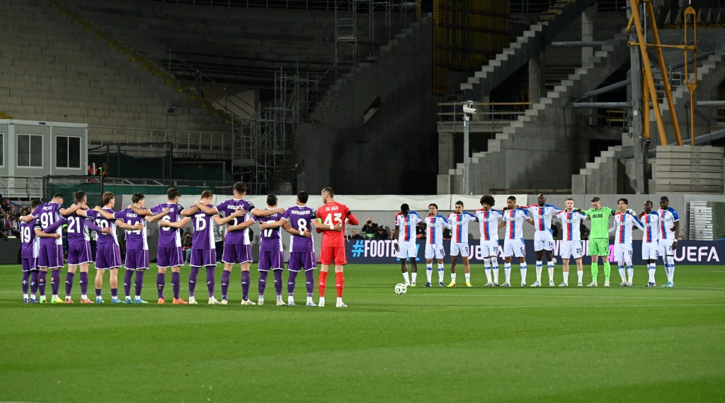 曼宁加曾经效力费伦天拿；今晨费伦天拿与水晶宫的欧联协赛事前，有为曼宁加默哀。路透社