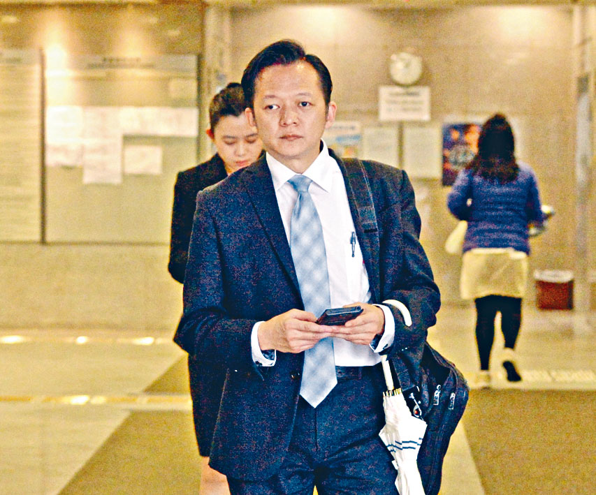 辯方侯振輝律師申請要求何官退出審案。