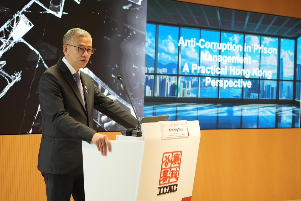 廉政專員胡英明為專家團隊詳述廉政公署與懲教署共同打擊監獄貪污罪行的合作模式。