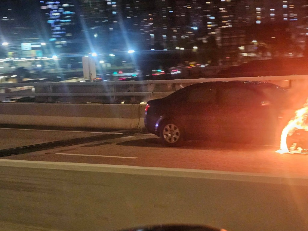 私家車車頭陷入火海。網上圖片 私家車車頭陷入火海。網上圖片