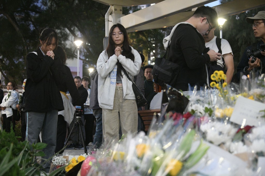 數百名市民今日到場獻花悼念死難者。