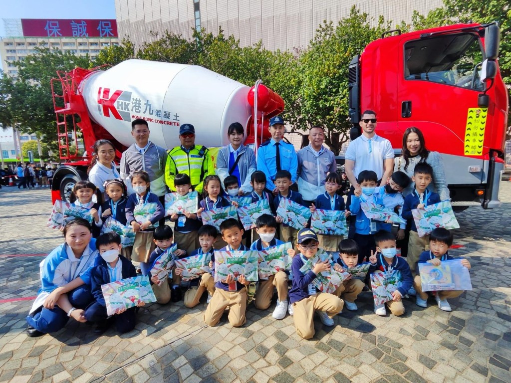 多名幼稚園學生參與道路安全體驗日。