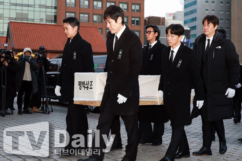 扶露的有（左起）趙祐鎮、薛景求、朱智勳、朴哲民及鄭俊鎬。