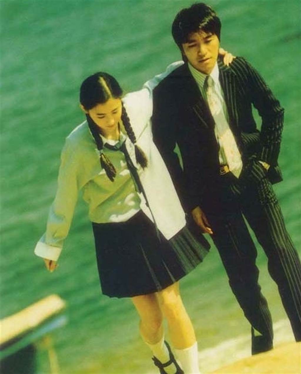 当年张栢芝初出道在《喜剧之王》的校服Look。