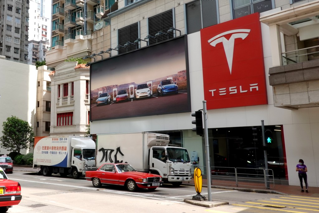 ●Tesla位於灣仔QRE Plaza的陳列室,為該區帶來不汽車客戶人流。 ●Tesla位於灣仔QRE Plaza的陳列室,為該區帶來不汽車客戶人流。