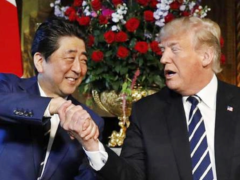 安倍晉三與特朗普握手時,疑似露出痛苦的表情,令人猜測他是否被對方握痛了。網圖