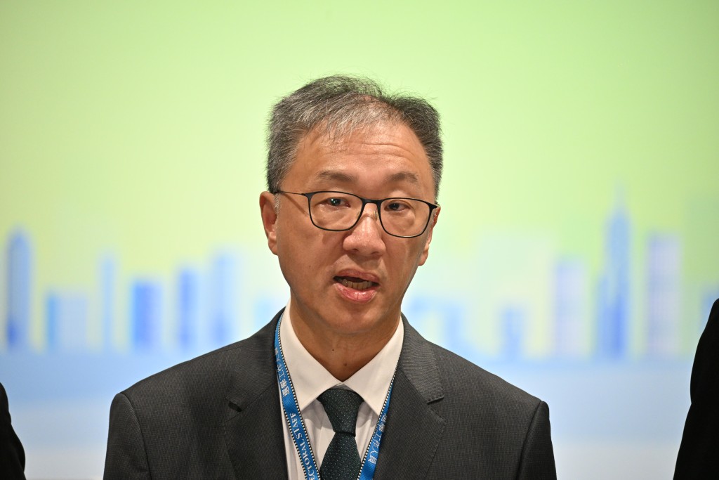 選管會主席陸啟康表示,現時社會環境下舉辦選舉存在困難,但仍有逾130萬名選民投票,對此感到鼓舞。 選管會主席陸啟康表示,現時社會環境下舉辦選舉存在困難,但仍有逾130萬名選民投票,對此感到鼓舞。