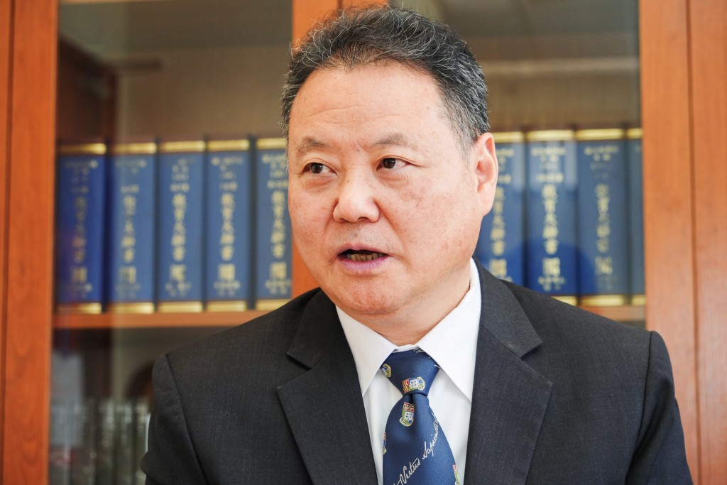 他稱，香港的學術誠信和強調以績效評估升遷，屬國際少有。