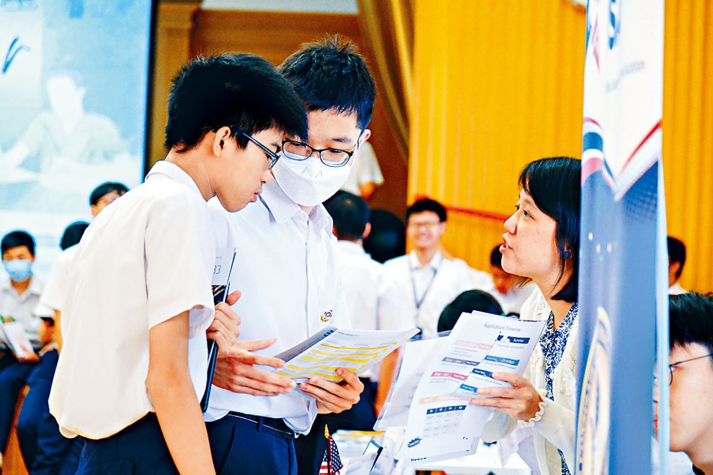 聖保羅書院日前在校內舉行「教育及事業博覽2023」,邀請不同專業團體、本地及海外大專院校參與,讓學生了解本地、內地及海外的升學情況。