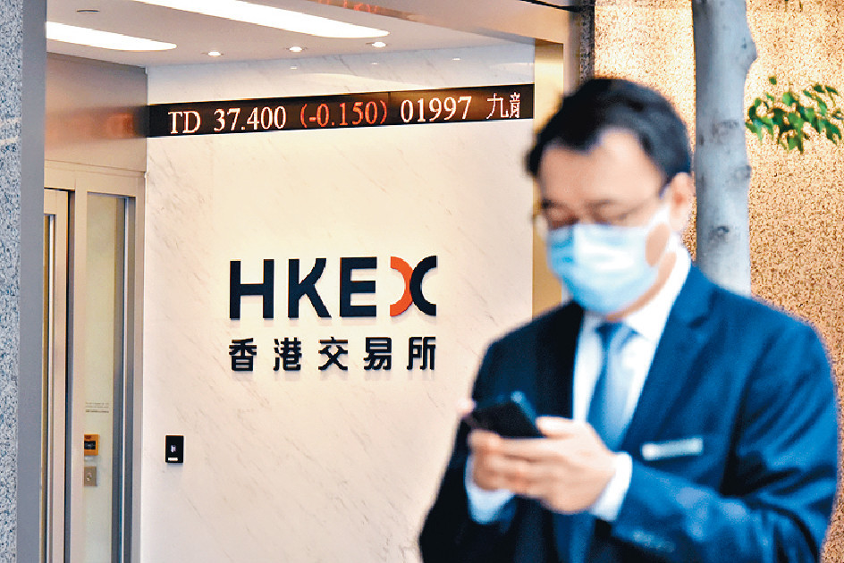 ■港交所上周公佈業績績後股價接連下跌,未能重上400元關,並創逾52周低。資料圖片 ■港交所上周公佈業績績後股價接連下跌,未能重上400元關,並創逾52周低。資料圖片