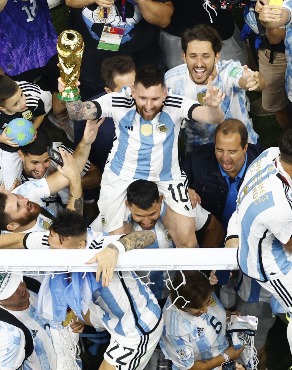 阿根廷球員在球場慶祝時，官方的世界盃複製品已經因安全理由被保管起來。Reuters