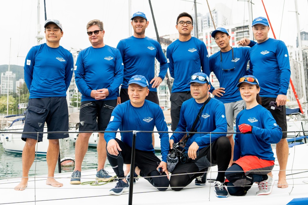 「Happy Go 號」上的前港隊帆船運動員王傲文(後排左四)、羅逸峰(後排右二)以及前港隊帆船運動教練Jono Rankine(後排右一)自2014年出戰仁川亞運後，再度以夢幻組合姿態應戰賽事。公關提供圖片