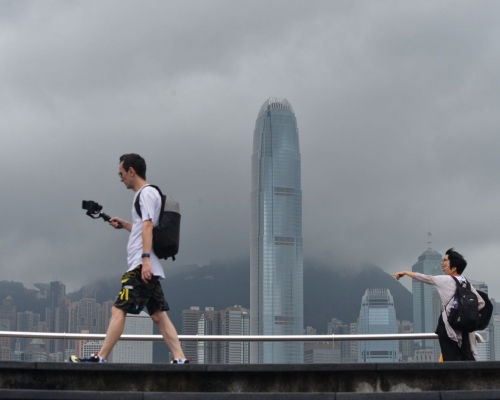 預測本港地區下午及今晚多雲,間中有驟雨及幾陣狂風雷暴。