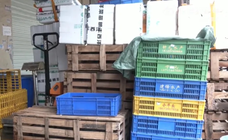 按規定活體鱷魚必須保持捆綁、蒙眼、木箱或鐵籠裝載。 按規定活體鱷魚必須保持捆綁、蒙眼、木箱或鐵籠裝載。