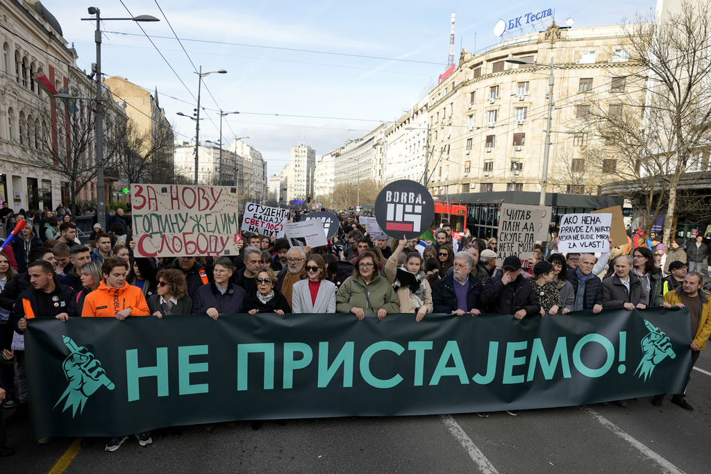 塞尔维亚首都数千人示威，抗议选举不公。美联社
