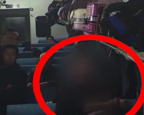 男子兩度呼喊該躺下乘客不果，竟直接坐在他頭上，更揪住對方頭髮施襲。(網圖)