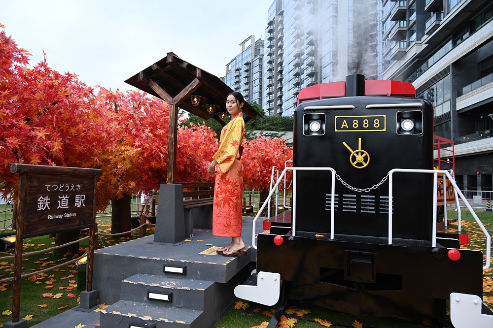 於仿真楓樹簇擁下，更可跟「嵐山小火車」為藍本的火車頭與觀光車廂裝置合照。蔡建新攝