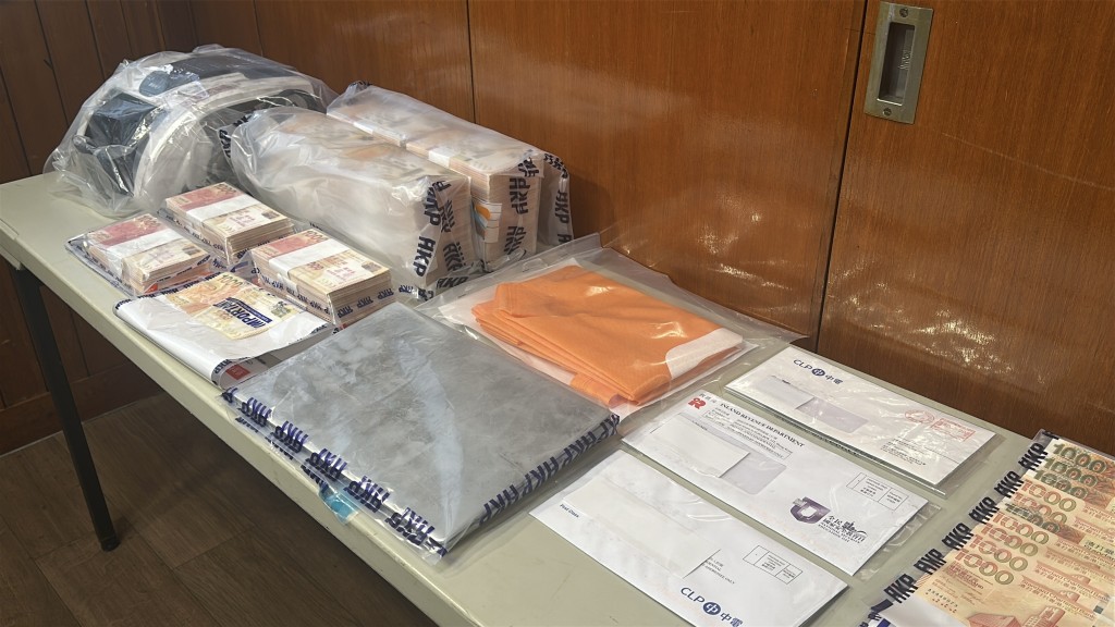 警方展示所得證物。 警方展示所得證物。
