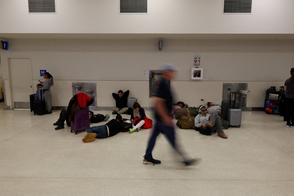 美國逾千班航班取消，大批旅客在機場等候航機復飛。路透社