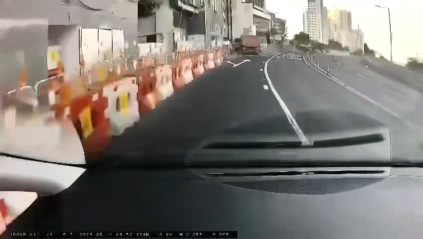 小巴駛至瑪麗醫院對開突然切線,泥頭車直撞小巴車身。 小巴駛至瑪麗醫院對開突然切線,泥頭車直撞小巴車身。