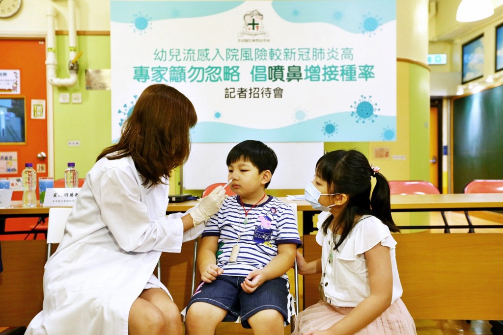 他呼吁家长尽早带子女接种流感疫苗。资料图片