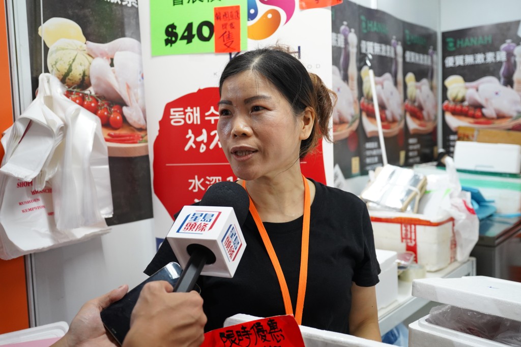 韩国食品摊位的售货员彭小姐表示，减价促销下，摊档生意有起色。叶伟豪摄