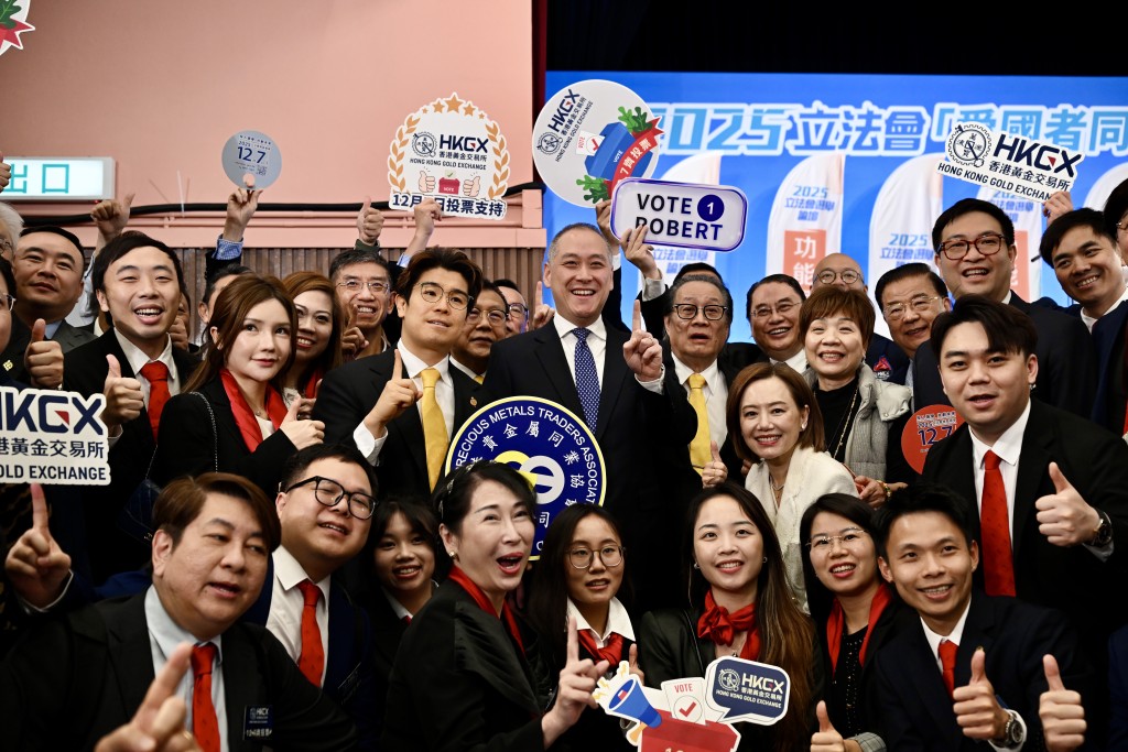 李惟宏與支持者。