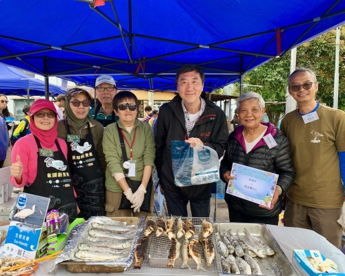 沈祖堯（右三）到大生圍享受魚塘美景及欣賞生態。