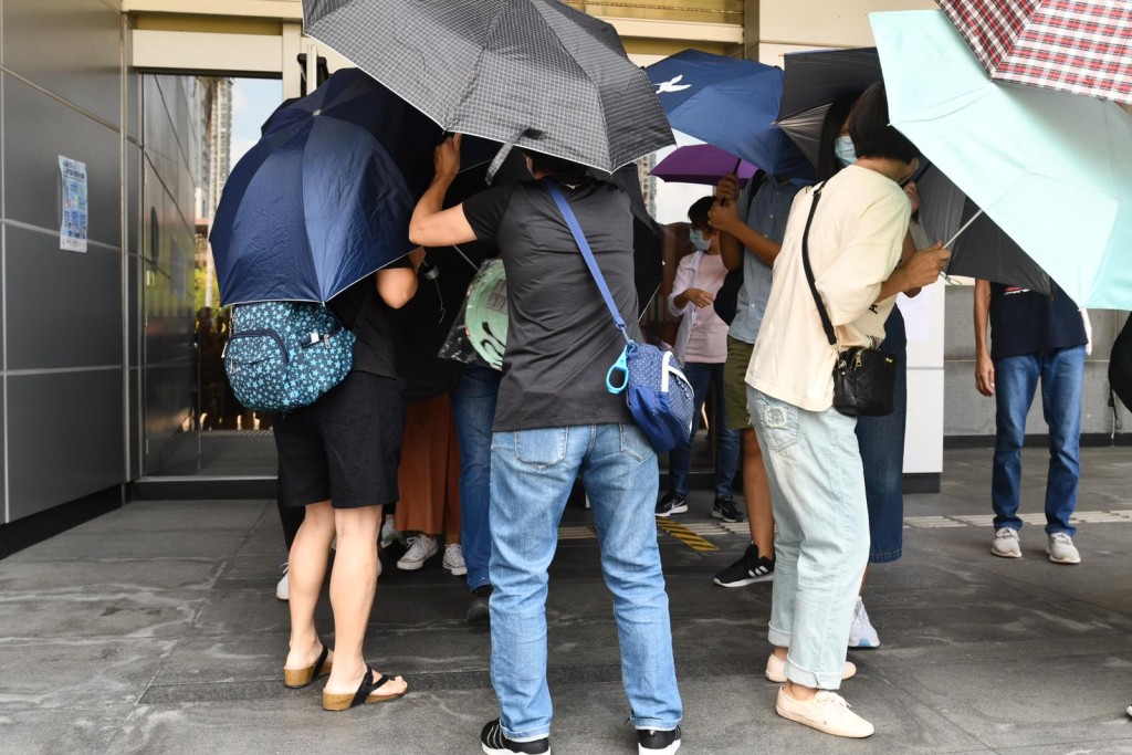 被告親友離開法庭。