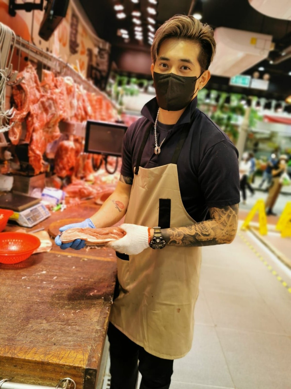 3)荃灣豬肉切割員威威今年5月突然在網上爆紅。