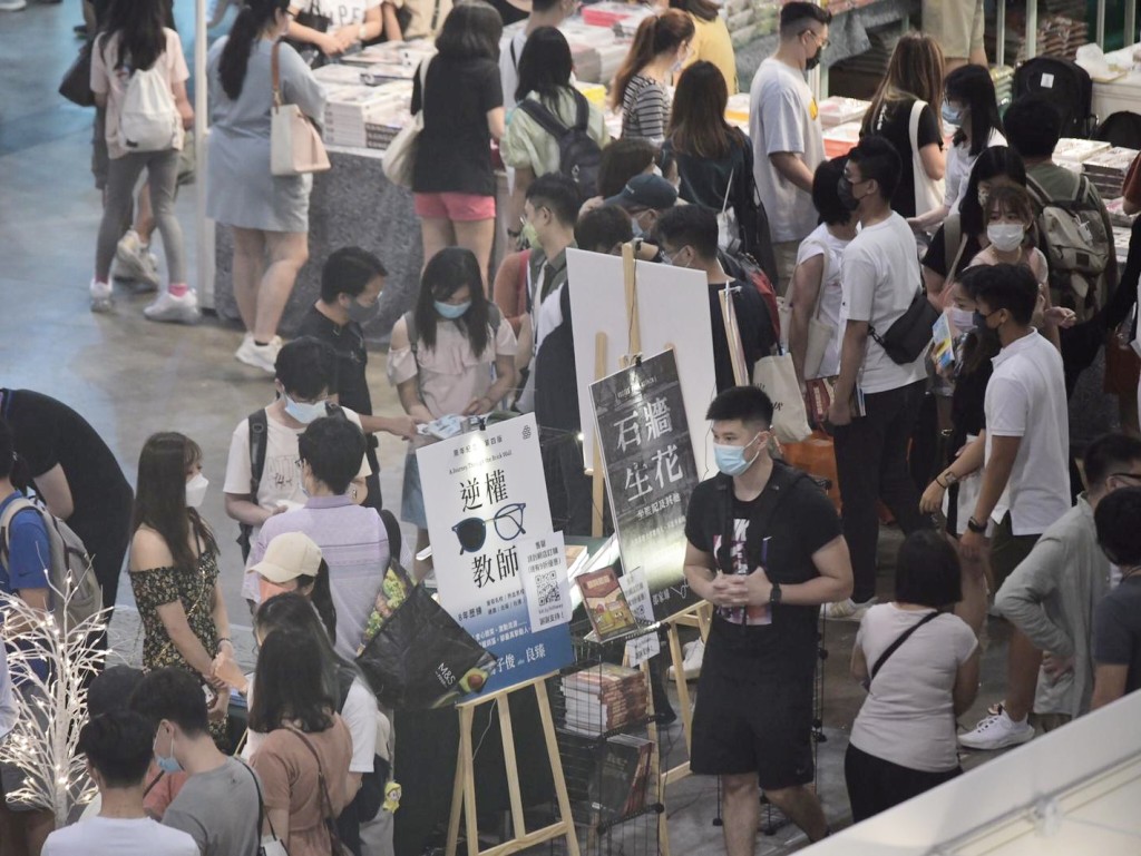 書展晚上不乏人流。