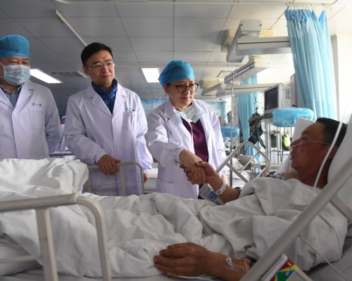 截至今日中午12时，共救治伤者604人。新华社图片