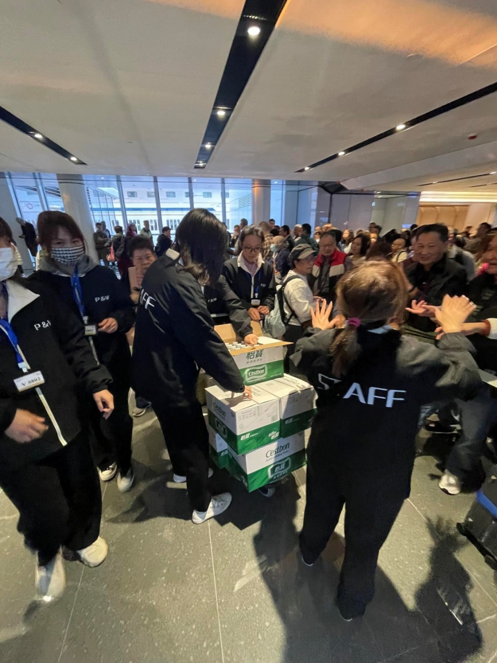 下午時分起大批乘客排隊守候,船公司職員派發樽裝水。FB:Longman Lo@郵輪資訊交流區 下午時分起大批乘客排隊守候,船公司職員派發樽裝水。FB:Longman Lo@郵輪資訊交流區