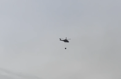 政府飛行服務隊派出直升機到場掟水彈救火。林思明攝