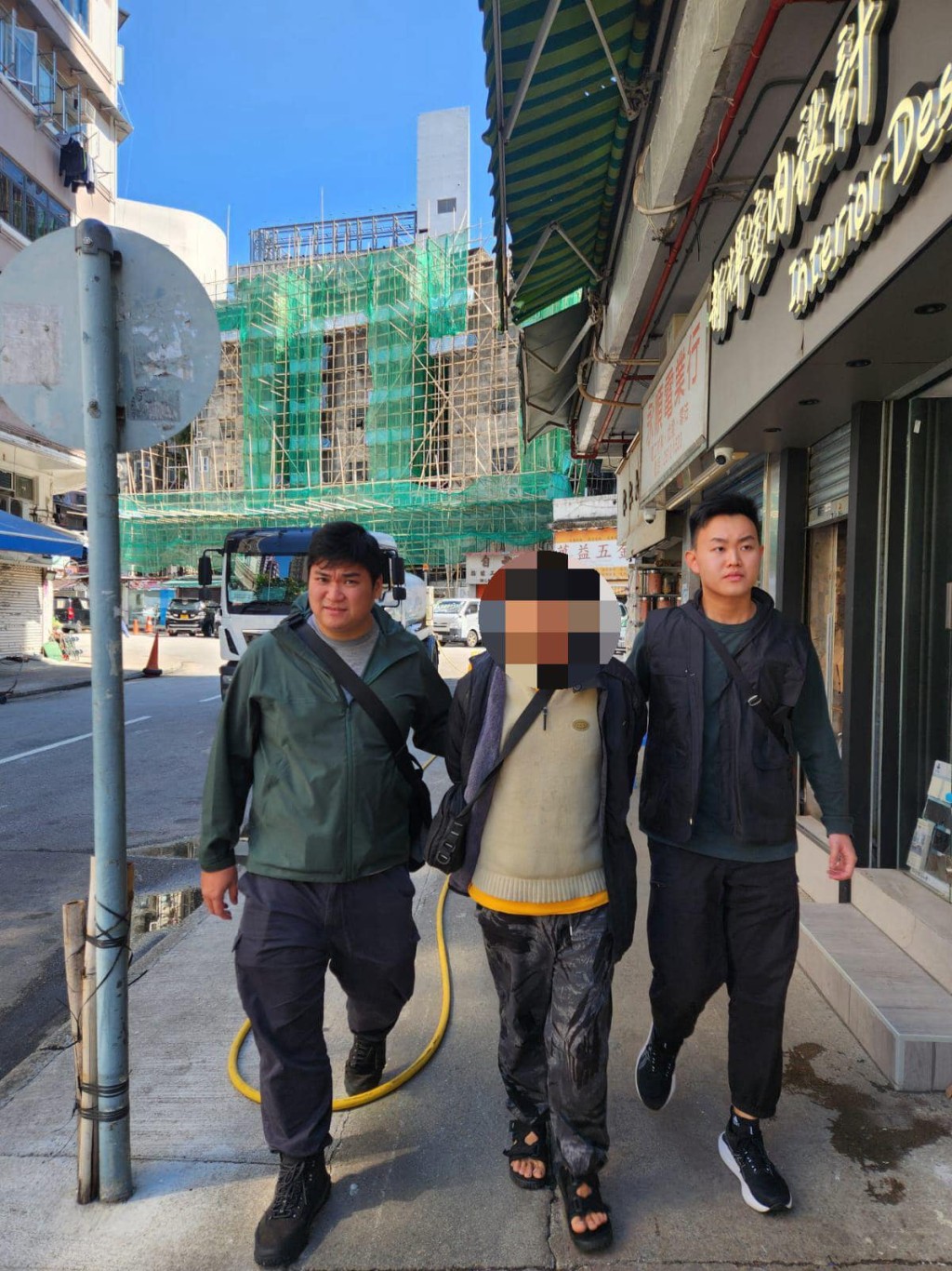 警方於光輝圍附近，以涉嫌爆竊拘捕一名40歲本地男子。葵青警區FB