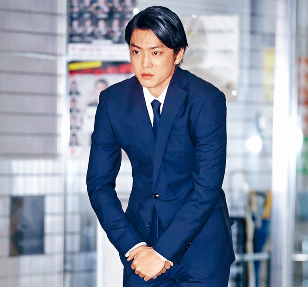 ■伊藤健太郎前晚獲釋後鞠躬道歉，但日本多家雜誌及報章都數臭他。