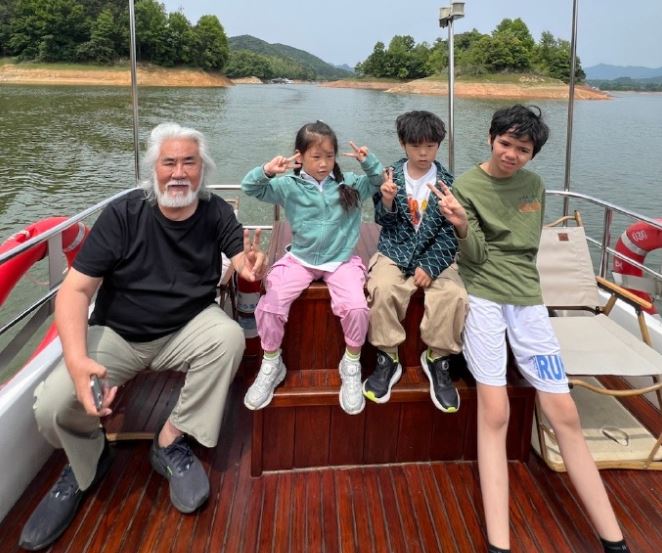 74歲的張紀中與子女出遊。微博