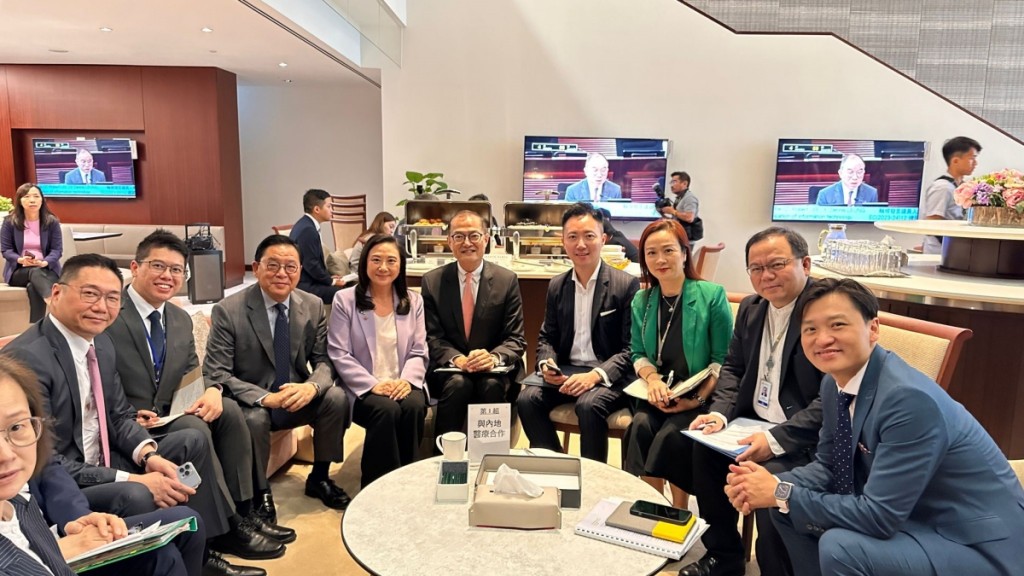 議員出席前廳交流會，就勞工扶貧及醫療政策等議題作討論。葛珮帆提供圖片
