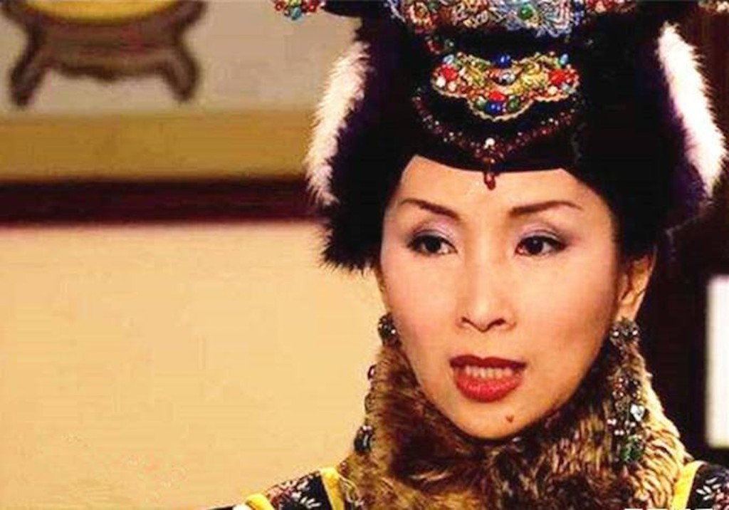 陳秀珠正有飾皇后的氣勢。