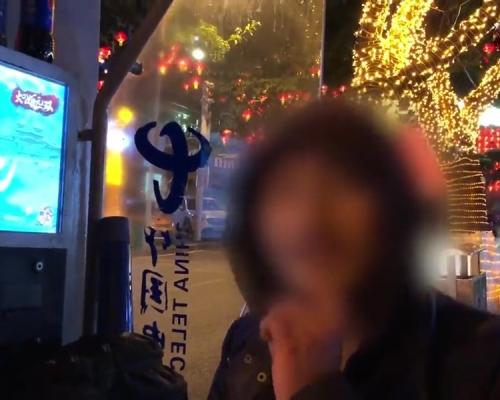 男子魔改路邊電話亭玩遊戲。(網圖)